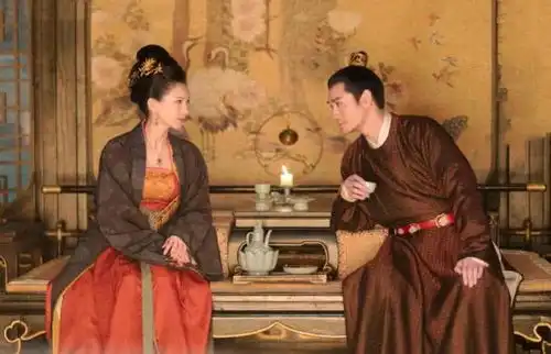 杨玏清平乐中扮韩琦,不仅是朝臣中的颜值担当,还挺爱八卦