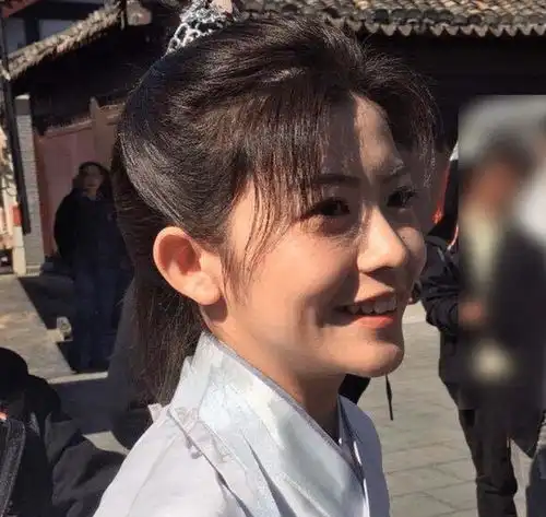 又一部古装剧开机,女主是火箭少女成员,被路人怼脸拍生图疯传
