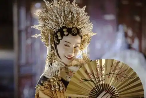 高贵妃画风转变太快,拍杂志小腹微凸,网友该减肥了