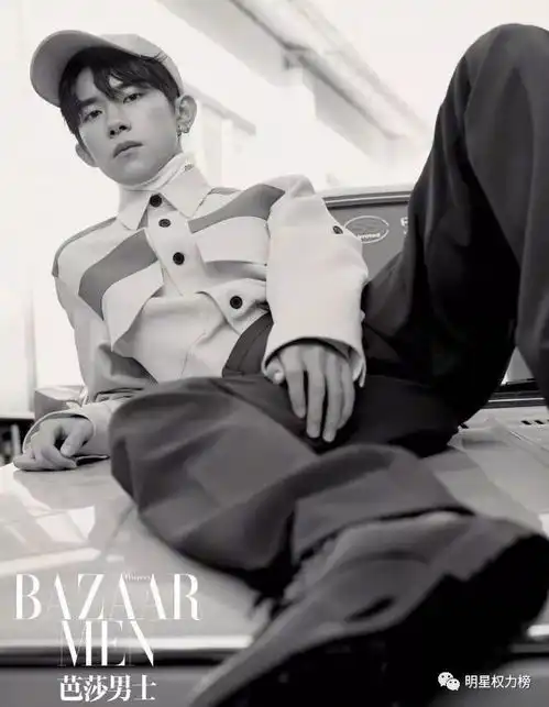 易烊千玺街头造型可塑性强杨洋优雅精英气质难挡黄景瑜骑机车酷帅亮相