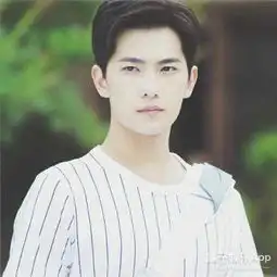 条纹一定是有魔力不然怎么权志龙鹿晗吴亦凡穿上它都变暖了
