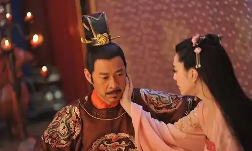 男子自称皇室后裔,留长辫穿黄马褂,网友谁家祖上没出几个皇帝
