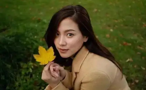 时隔7年,初恋这件小事里的清纯小黑妞竟然变成了妖艳美丽心机女...