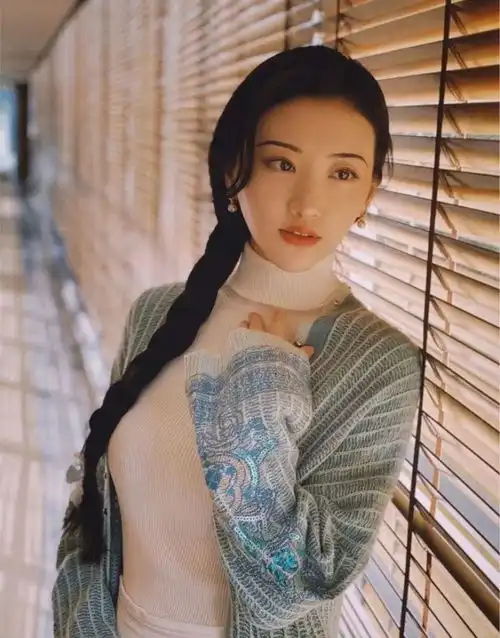娜扎美哭,关晓彤一言难尽,这些女明星的造型你最爱哪个