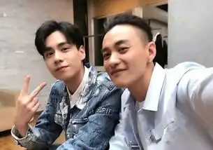 想不到高大帅气的胡一天曾经是个胖子,参加节目站角落