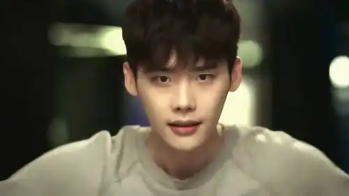 w两个世界杀手闯进姜哲家里,跑进电梯却凭空消失了