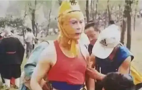西游记幕后剧照曝光唐僧抽烟,八戒玩摄影真的太穿越了