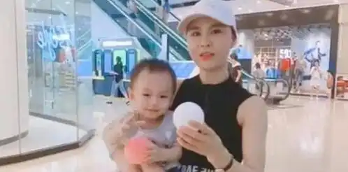 最嫩奶奶火了,抱孙子出行被误认是妈妈,网友还缺爷爷吗
