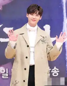 李钟硕帅气亮相当你沉睡时发布会裴秀智橘红色裙装加持明媚照人