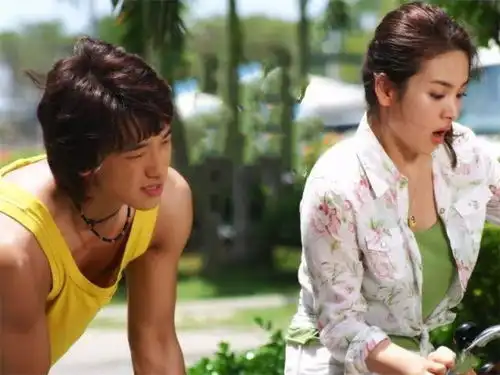 宋慧乔浪漫满屋造型百变,侧编发至今流行,宅女式小辫也呆萌