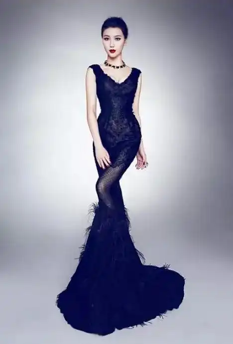 24位明星身材非常完美,修长服饰勾勒出玲珑有致的身材,非常迷人