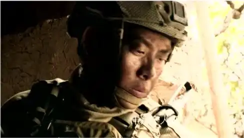 红海行动海军潜入居民家中,夏楠安抚群众,得知指挥中心地图