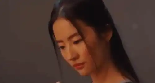 花木兰试妆花絮,33岁刘亦菲素颜出镜,这不是花木兰本人
