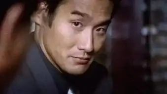 梁家辉和刘德华主演的电影黑金里有一个镜头是梁家辉饰演的周朝先和妻子小香的婚纱照,婚纱里梁家辉为
