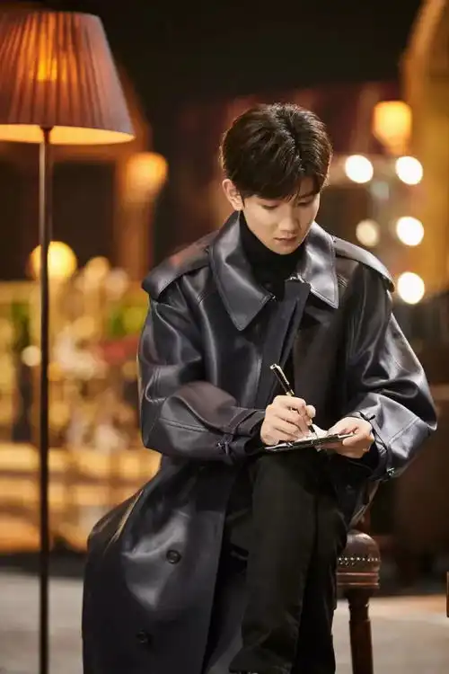 王源解锁两大广场舞道具,还是粉色的,被助理吐槽矜持一点
