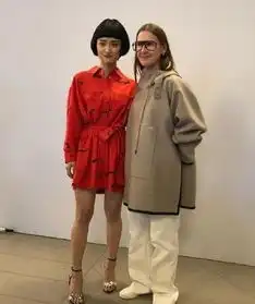 沈月新造型曝光,复古红唇惊喜依旧,樱桃小丸子发型引人注目