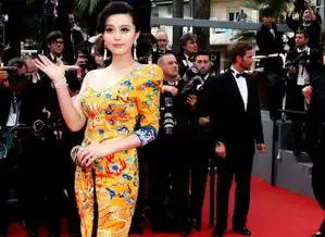 大学生cos范冰冰龙袍造型走毕业红毯,引来尖叫掌声想向女王致敬