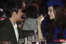 范冰冰出席颁奖典礼与冯绍峰台下热聊