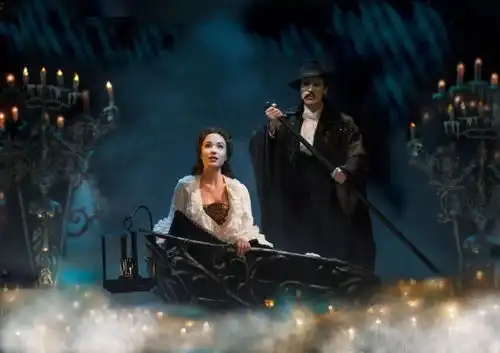 两部剧院魅影今春在沪打擂台,经典ip如何展现多元魅力