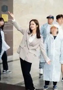 38岁张娜拉娃娃脸,但也挡不住衰老,皱纹都出来了