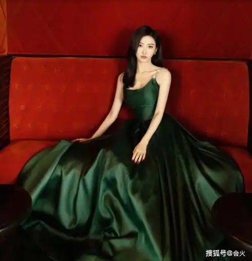 景甜墨绿色吊带长裙造型曝光,肩颈优越锁骨突出,曾分享减肥心得