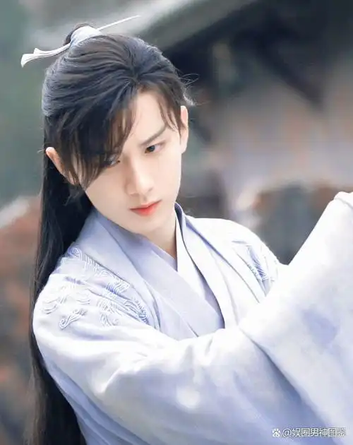 成毅旧照被翻,过于青涩让人不敢认,网友变化真大
