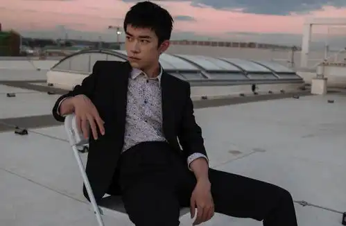 连轴转面容显憔悴,千玺抵沪录制街舞3,网友四字弟弟实火