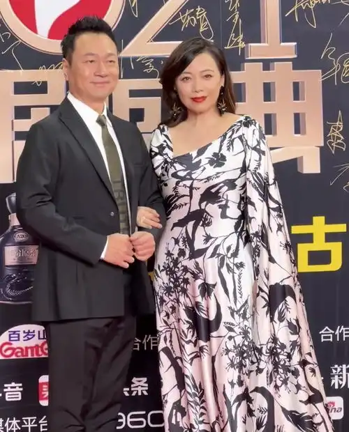 国剧盛典比美刘涛红气养人,宋祖儿眼圈泛红,董洁浮肿显老气
