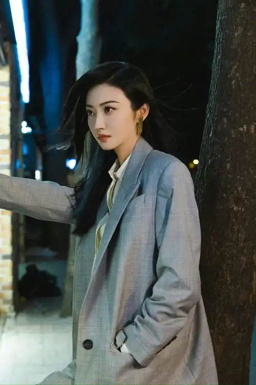 摄影师跟景甜开玩笑你这是把你老爸的西装偷穿出来了吗
