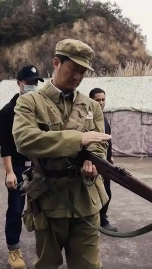 长津湖预售票房遥遥领先,出品人于冬夸易烊千玺是天才演员