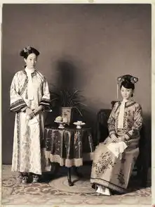 如懿传曝老照片剧照复古风海报有种魂穿大清的感觉
