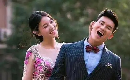 小兵张嘎中的嘎子哥31岁晒美娇妻,百万级豪车更加引人注目