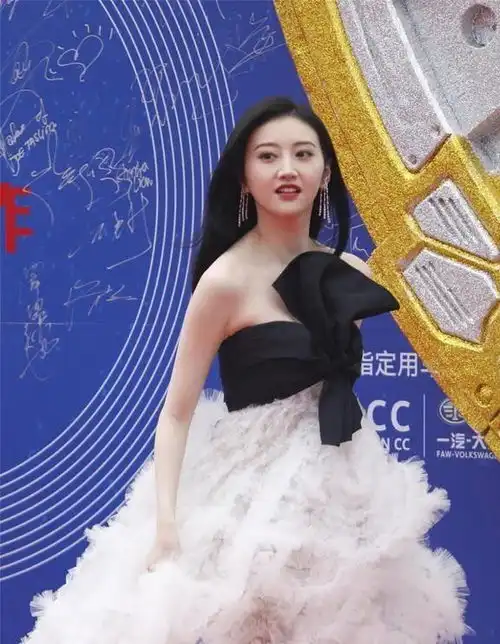 司藤大人回归景甜穿黑色吊带裙尽显完美身材,红唇白肌优雅十足
