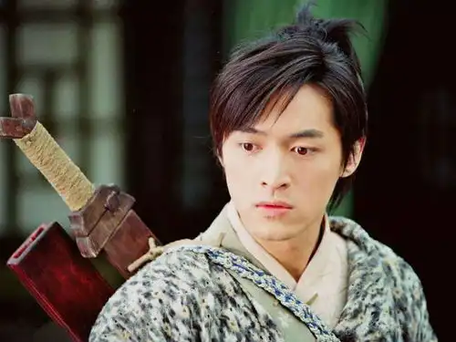 她为救胡歌当场死亡,成为胡歌一生的痛,以她的名字捐几十所小学