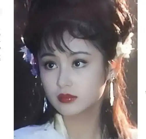 1986年,陈红拍聊斋时的照片,此时18岁略施粉黛眉眼非常灵动
