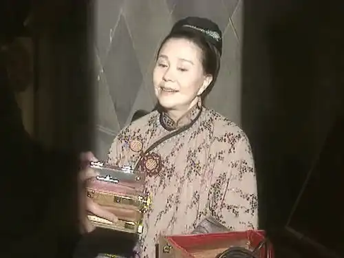 橘子红了弟弟带来照相机,不料新娘子没见过,一照相就老眨眼睛
