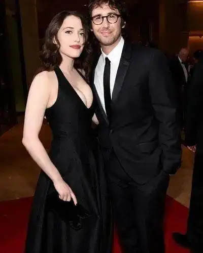 破产姐妹中的max订婚了美艳又逗比,她才是真的男神收割机
