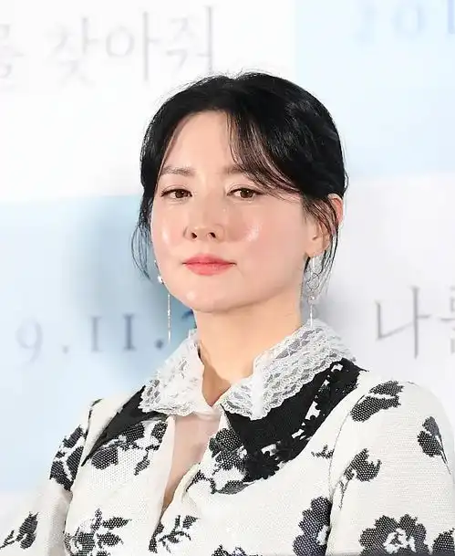 大长今李英爱不显老,穿印花长裙如少女一般,婴儿肌抢镜
