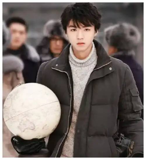 同为男星锡纸烫易烊千玺坐稳大佬宝座,王俊凯神态令人捧腹
