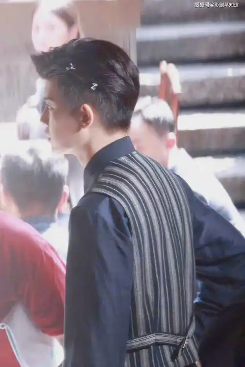 请君路透照,任嘉伦大背头发型气势足,李沁麻花辫配皮衣
