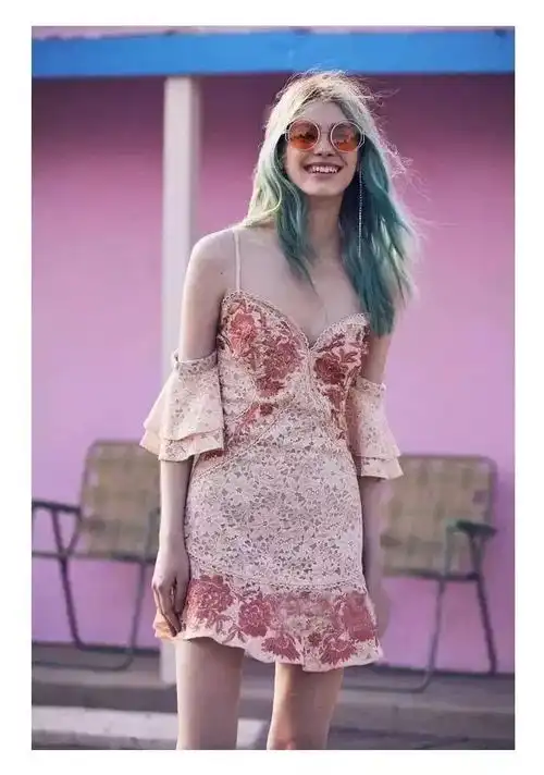 从刘雯到周冬雨,我还真没见过哪个明星不穿露肩装的