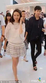 董洁逆光写真穿白色上衣秀修长美腿