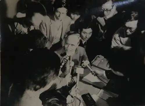 1987年傻大叔525万深圳买地盖房全卖出,如今买不起房蜗居
