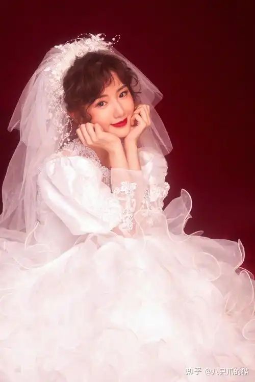毛晓彤穿复古婚纱美出圈,被夸像挂历美人,体面告别乔三丽

