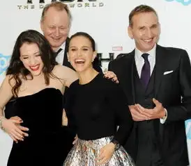 中国评论新闻破产姐妹凯特挺雪白f奶助阵新片首映图
