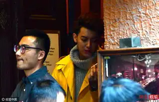 谈判官上海热拍黄子韬一袭黄色风衣引路人围观