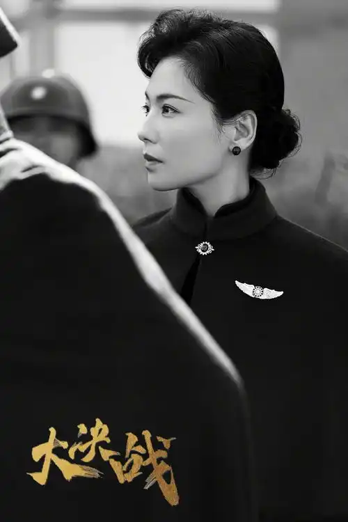 刘涛晒宋美龄剧照,旗袍配斗篷优雅高贵,有种惊艳时光的美