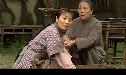 小伙偷玩新四军的枪,捡到个子弹,一声枪响四方云动