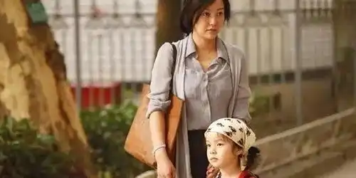 产房年轻姥姥火了,抱外孙被误认成母亲,网友慕了
