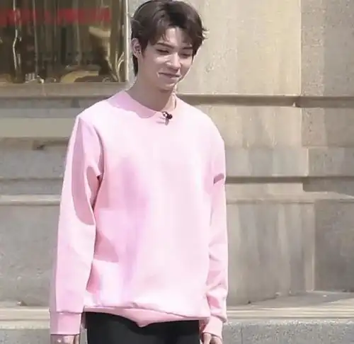 面对辱华品牌明星终于硬气了反穿衣服机场换鞋,全员拖鞋上班
